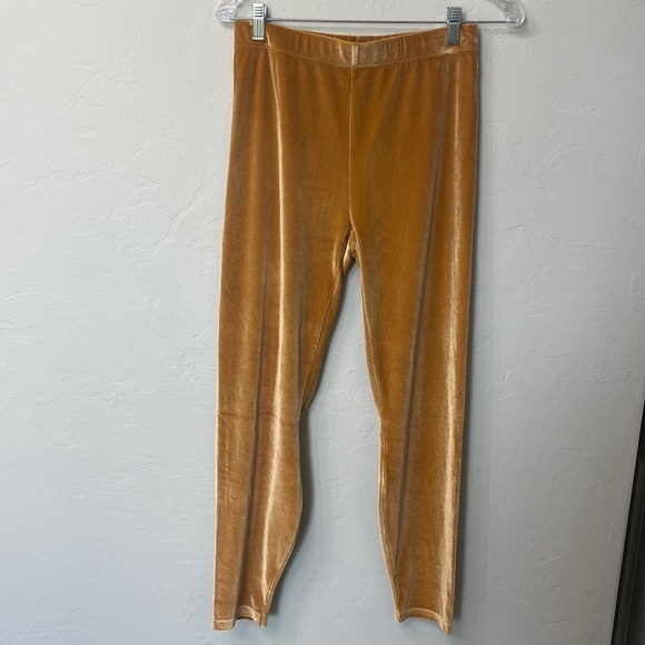 Fabletics Emma velour high waisted legging short.NWT.Medium - Picture 1 of 11